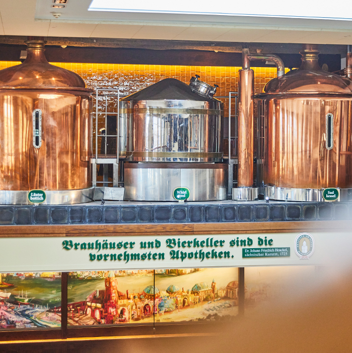 Brauereiführung im Blockbräu Kupferne Braukessel und Sudkessel in der Blockbräu Brauerei.